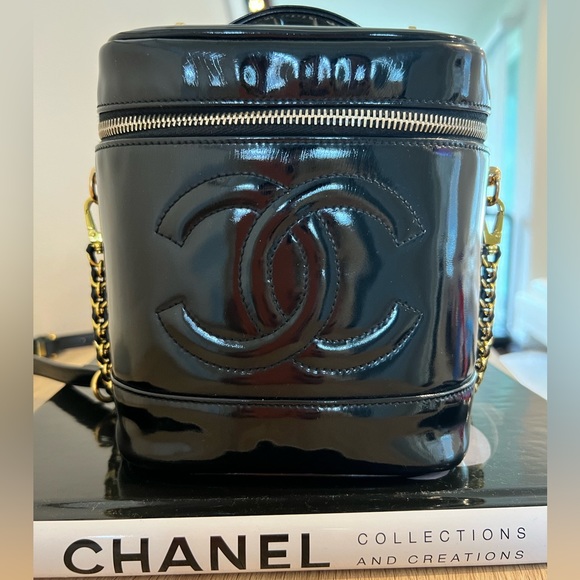 CHANEL Handbags - Authentic Chanel vanity bag